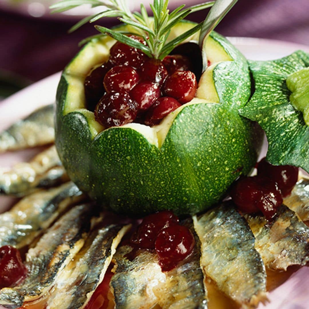 Sardinas con calabacín y 'chutney' de cerezas