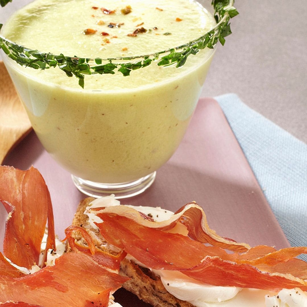 Crema fría de pepino con tostas de jamón y queso