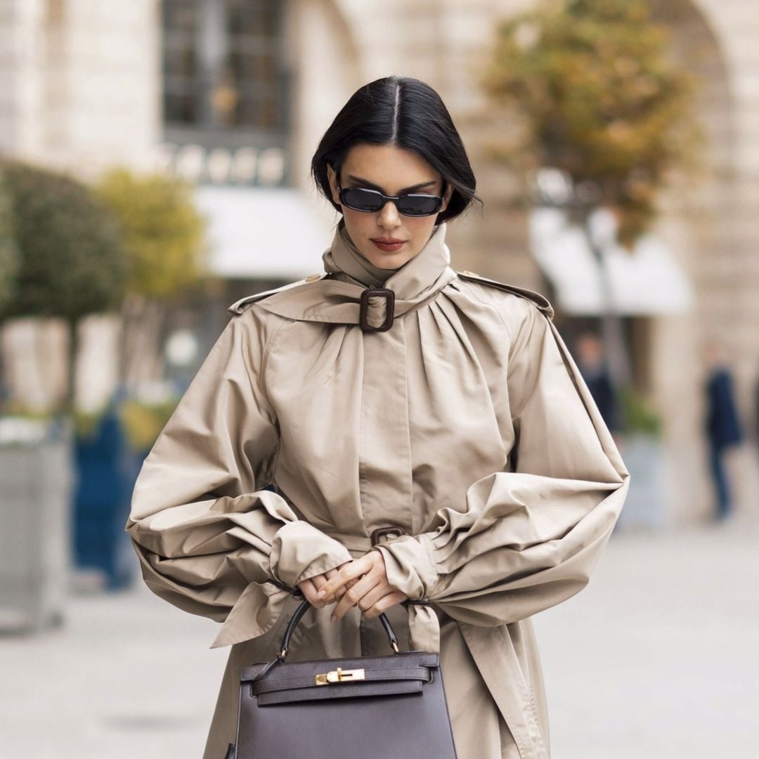 Kendall Jenner domina el estilo ‘parisian chic’ con un original 'trench coat'