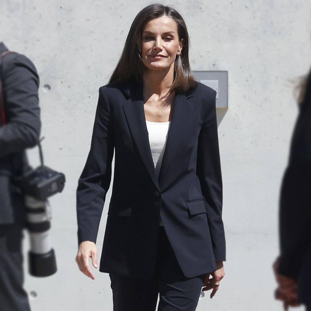 La reina Letizia confía en un traje y originales zapatos españoles para viajar a Países Bajos