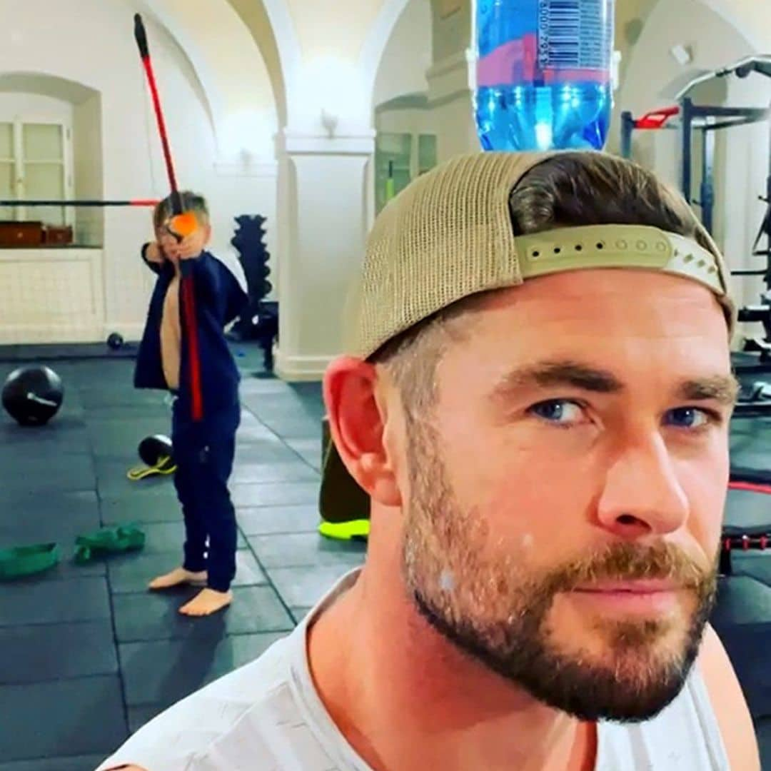 ¡Con arco y flechas! La 'revolución' de Chris Hemsworth y sus hijos mientras Elsa disfruta de Londres