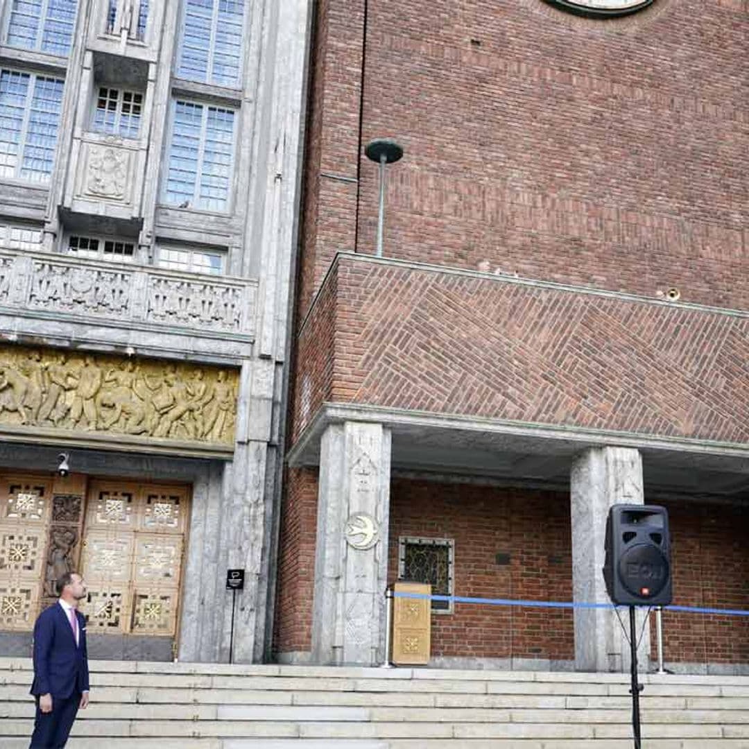 Haakon de Noruega acude al izado de la bandera arcoíris en Oslo