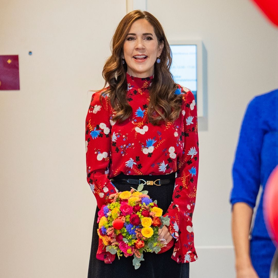 Mary de Dinamarca recicla su bonita blusa artística y con guiño japonés para apoyar a la infancia