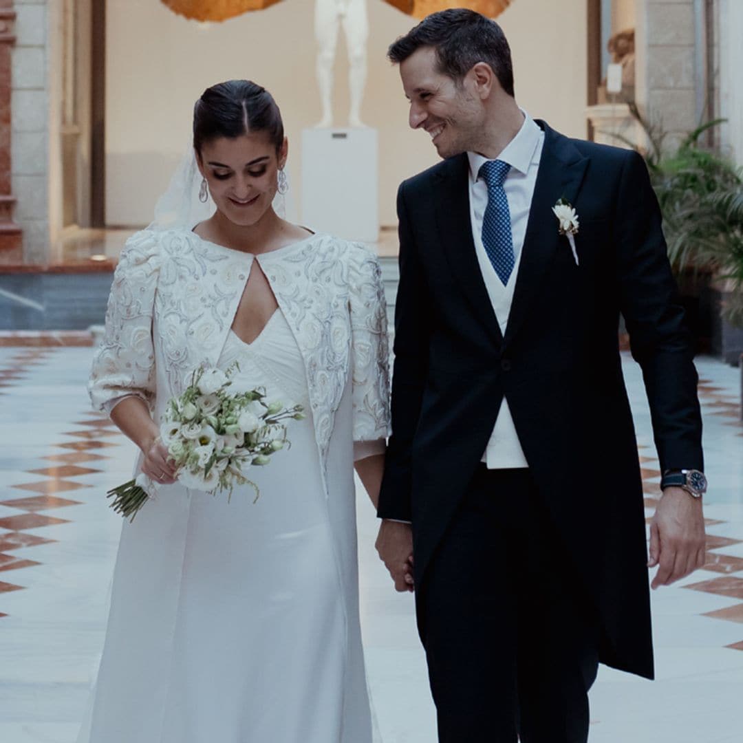 Inés, la novia murciana del abrigo bordado hecho con el vestido de su madre