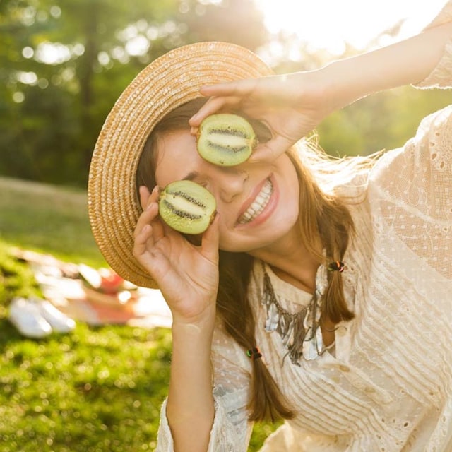 chica fruta kiwi