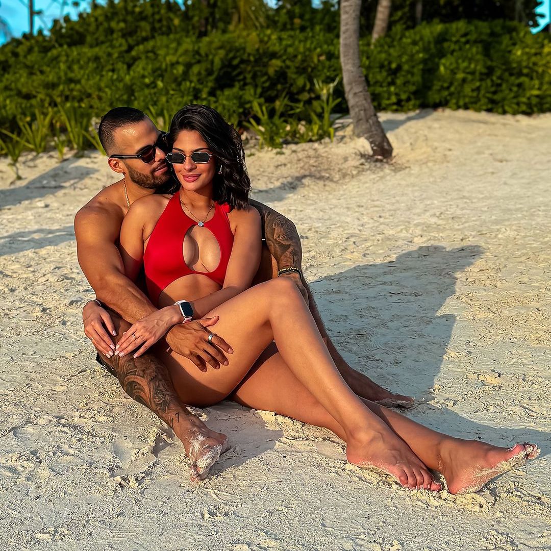 Sheynnis Palacios posa en bikini con su novio Carlos Gómez e intercambian el mensaje más romántico