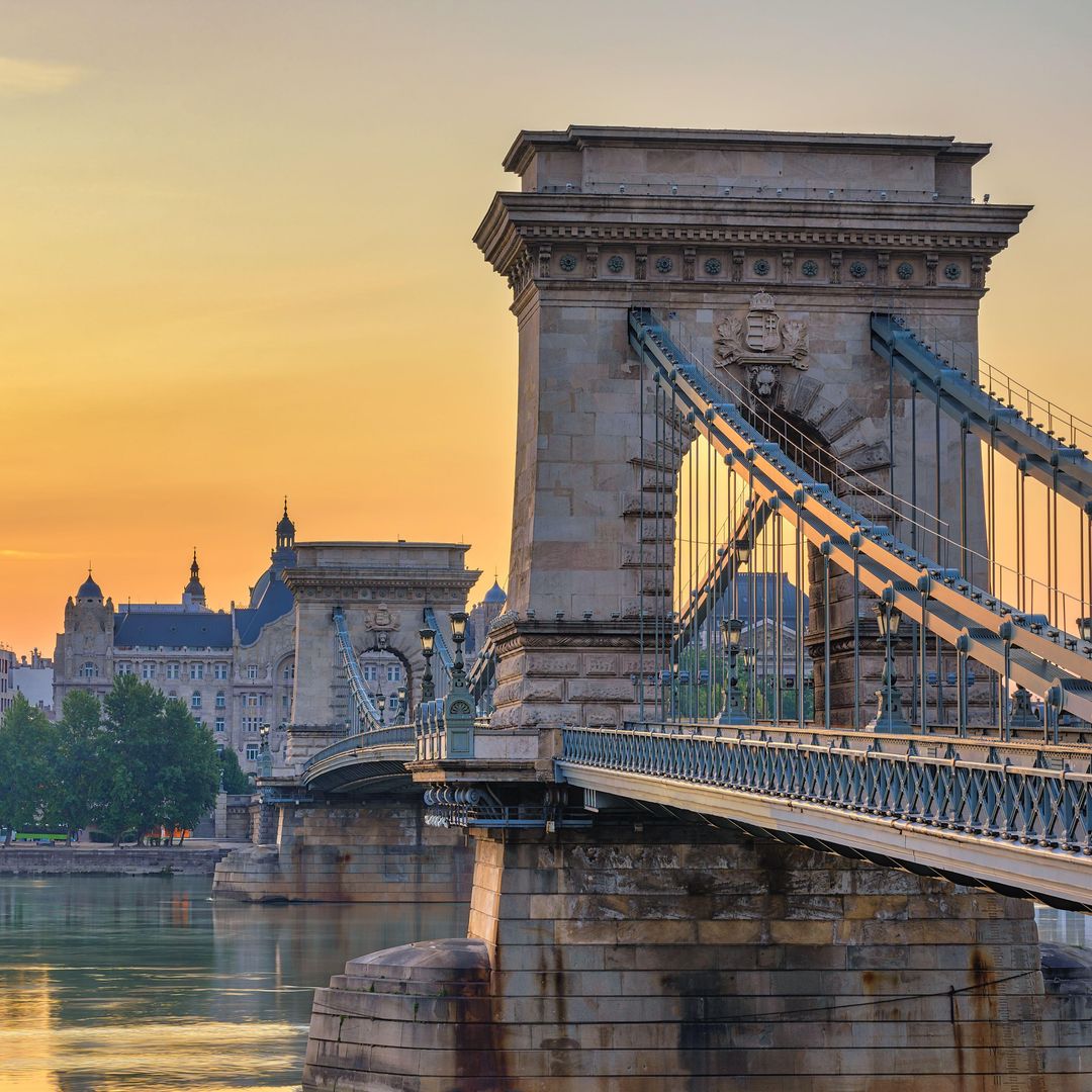 Atardecer en el puente de las Cadenas de Budapest