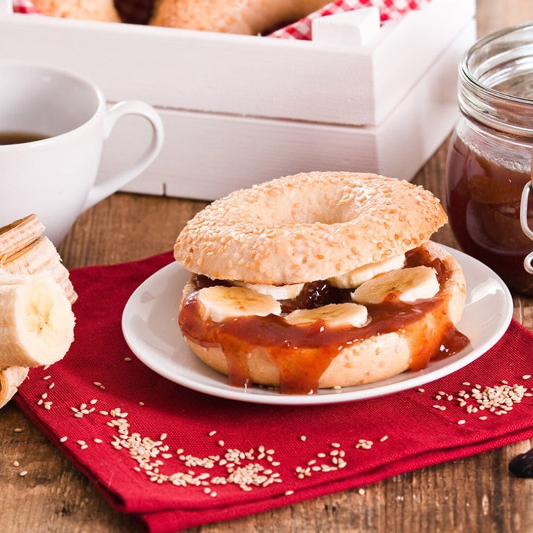 'Bagel' de plátano con mermelada y pasas