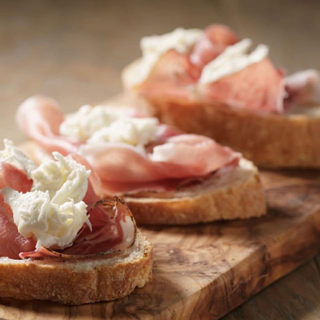 Canapés de mozzarella y jamón