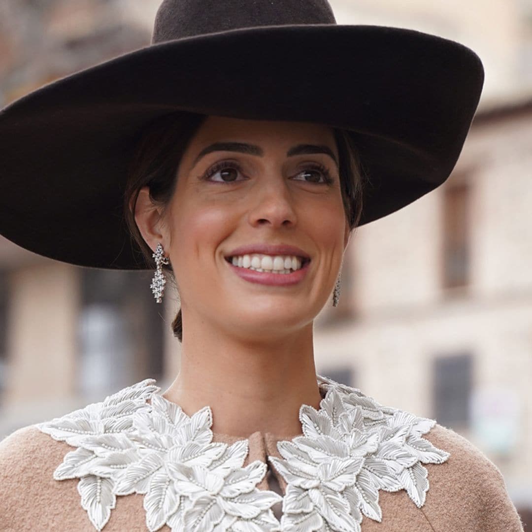 Sofía Palazuelo, pura elegancia premamá con un abrigo bordado y pamela en la boda de su hermano