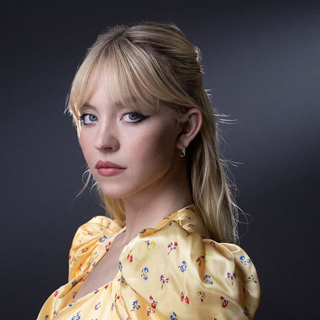 Si te vas a rendir a la minifalda que es tendencia esta primavera, hazlo como Sydney Sweeney