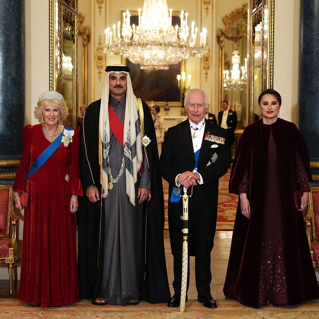 La Reina Camila de Inglaterra, el Emir de Qatar Tamim bin Hamad al-Thani, el Rey Carlos III de Inglaterra y la Jequesa Sheikha Jawaher bin Hamad Al Thani, en el Banquete de Estado en el palacio de Buckingham en Londres 