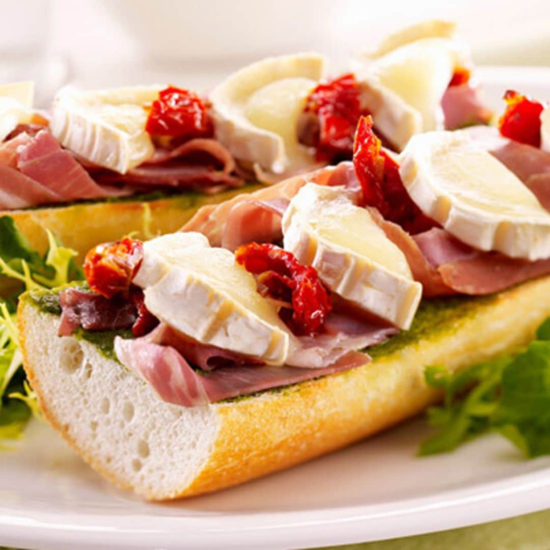 Bocadillo de jamón, queso de cabra y tomate seco