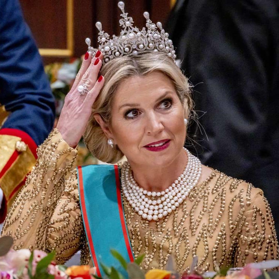 Máxima, impecable look de gala con la tiara 'Württemberg' y un espectacular collar de perlas