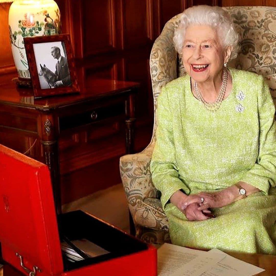 Nueva foto de la Reina con una de sus famosas cajas rojas, ¿qué guardan en su interior?