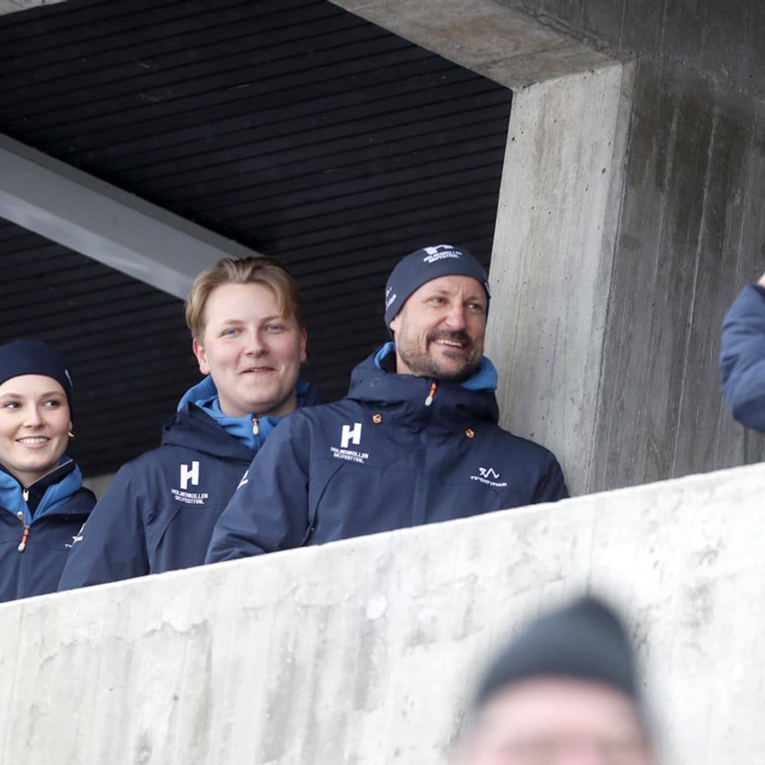 Ingrid de Noruega hace un alto en su formación militar para acudir a un campeonato de esquí