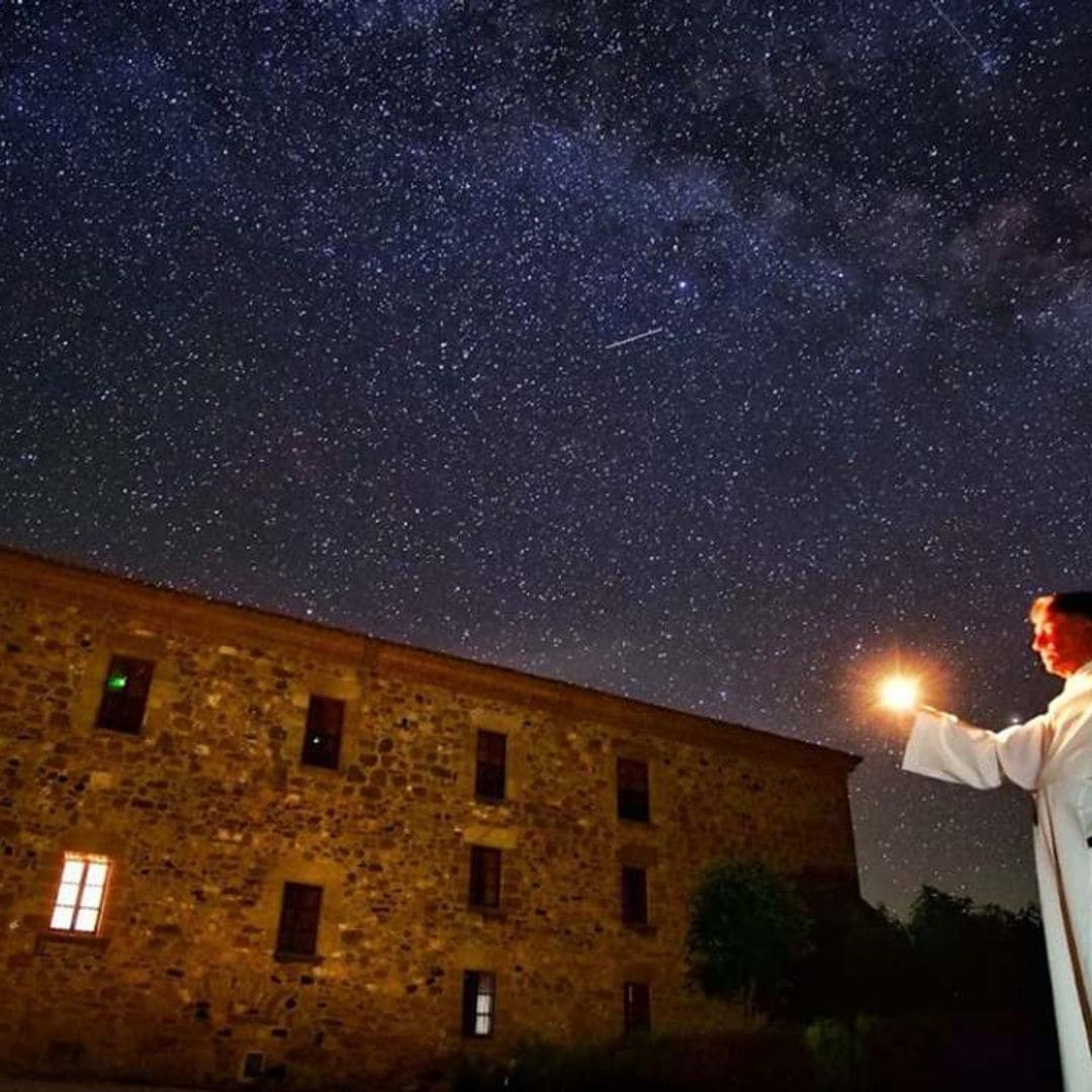 El fraile que enseña las estrellas en el monasterio del Olivar