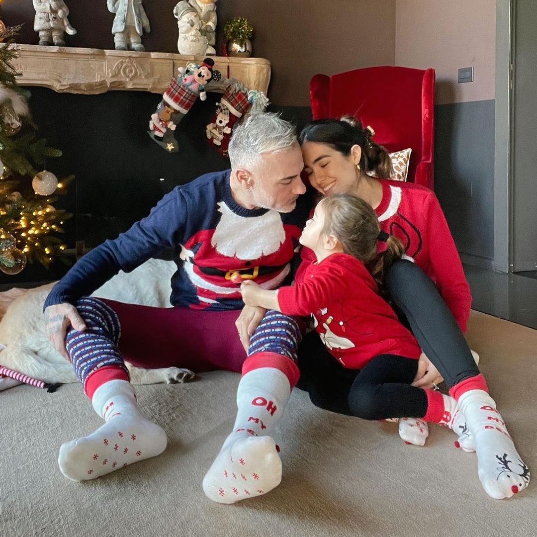 Clásico y elegante: así es el árbol de Navidad de Sharon Fonseca y su hija Blu con rosas rojas