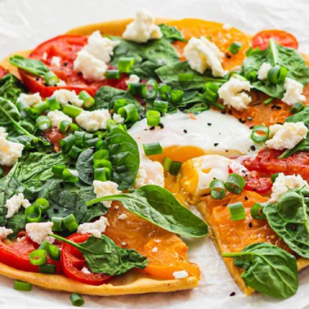 Pizza con espinacas, tomate y huevo