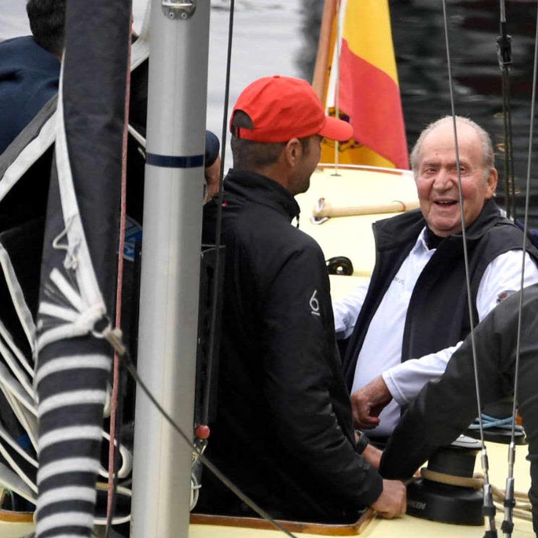 Primeras imágenes del rey Juan Carlos navegando a bordo de 'El Bribón' en Sanxenxo