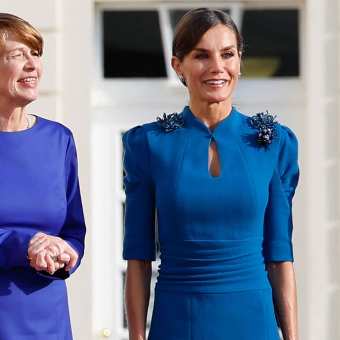 El nuevo vestido de la Reina, un diseño azul con fajín y flores de lentejuelas