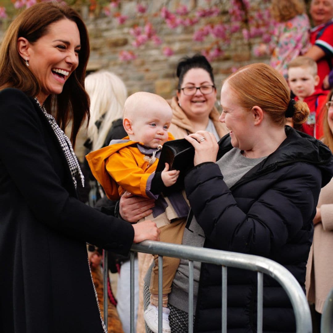 La simpática reacción de Kate Middleton cuando un bebé le 'roba' el bolso