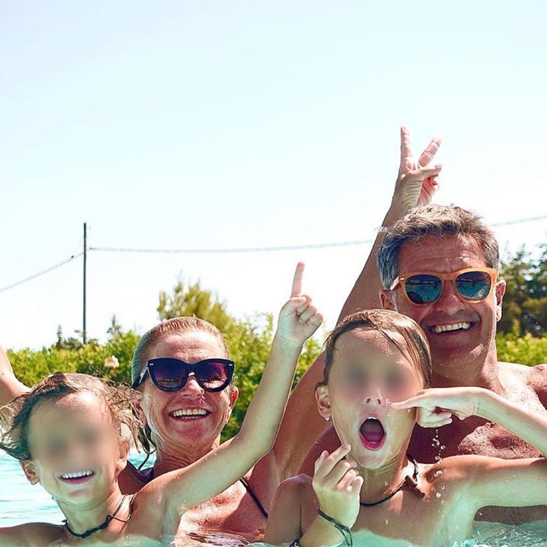 Michel González, en plena forma a los 59 años: un superabuelo en la piscina jugando con sus tres nietos