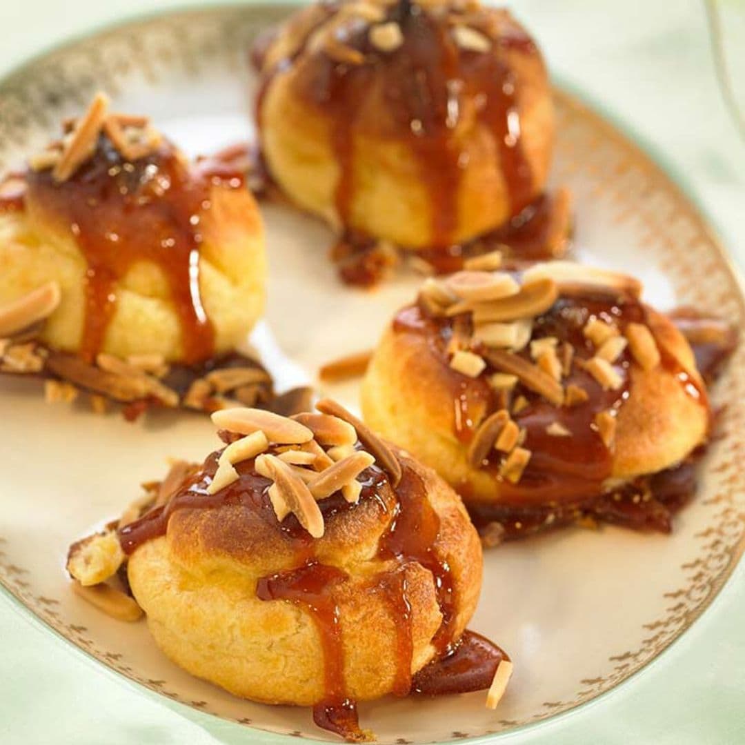 Profiteroles rellenos de crema 'frangipane' con caramelo