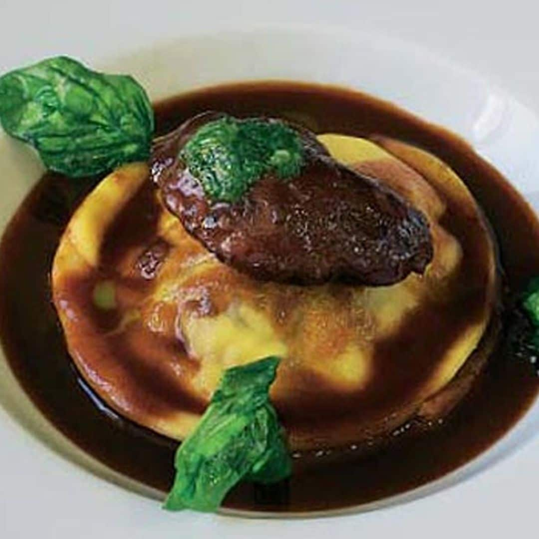 Raviolis de carrillera de cerdo braseada al vino tinto sobre fondue de tomate con albahaca