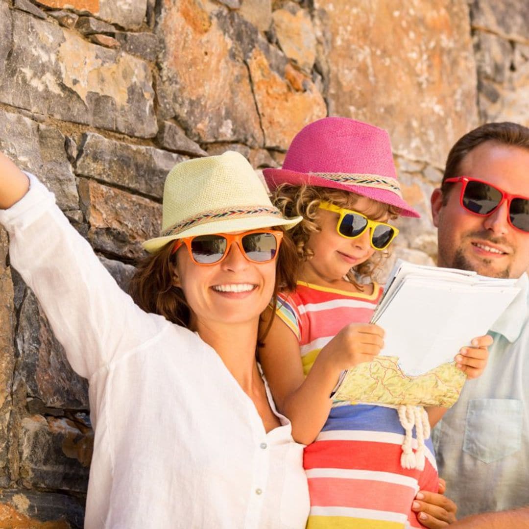 familia de vacaciones en la ciudad 