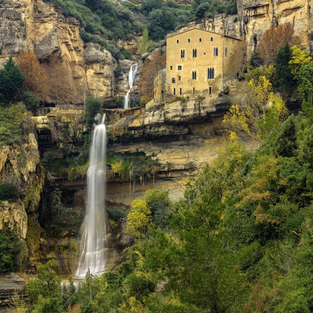 Santuario y cascada de Sant Miquel del Fai en otoño, Barcelona