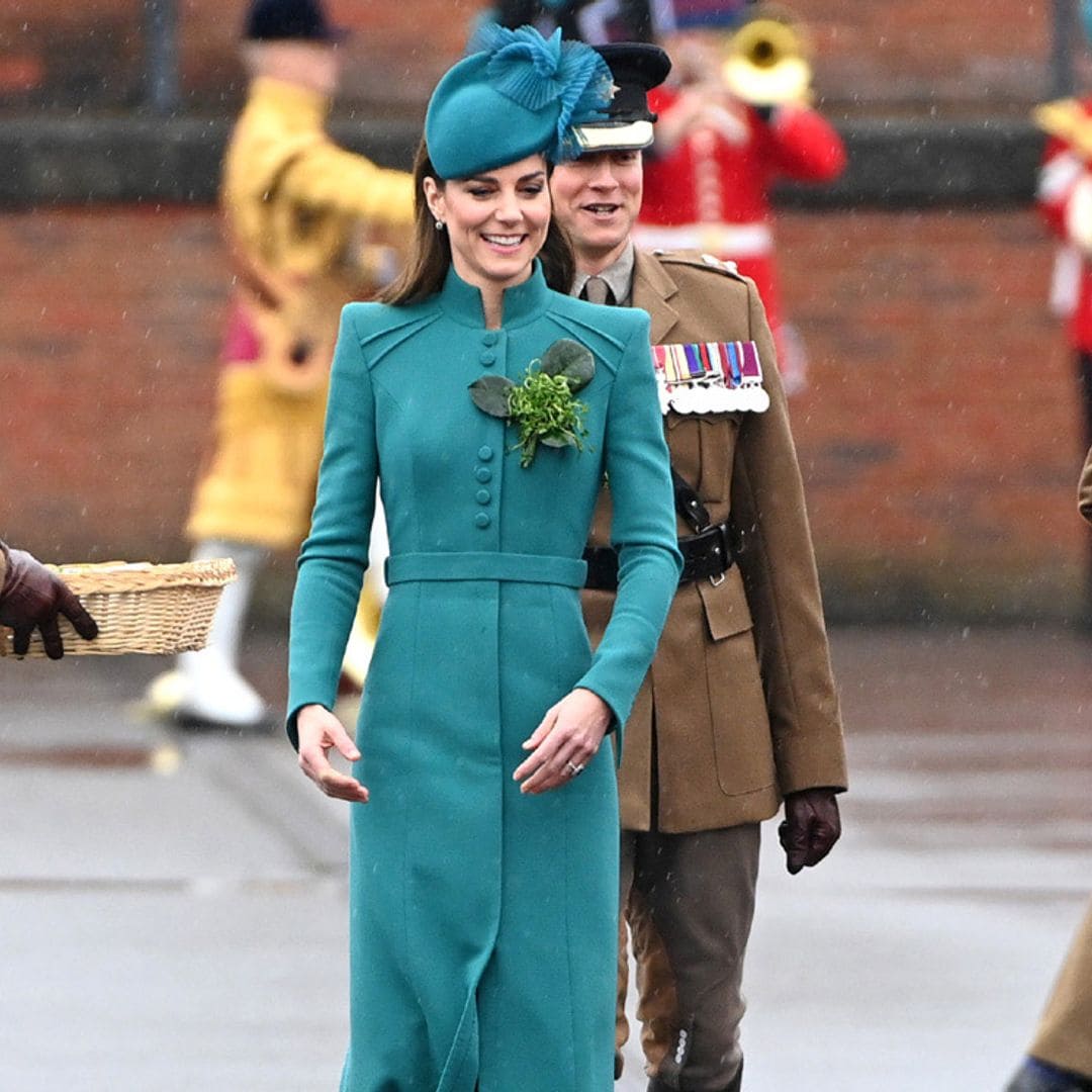 La princesa de Gales innova con su abrigo azulado y tocado de flor en el San Patricio más especial