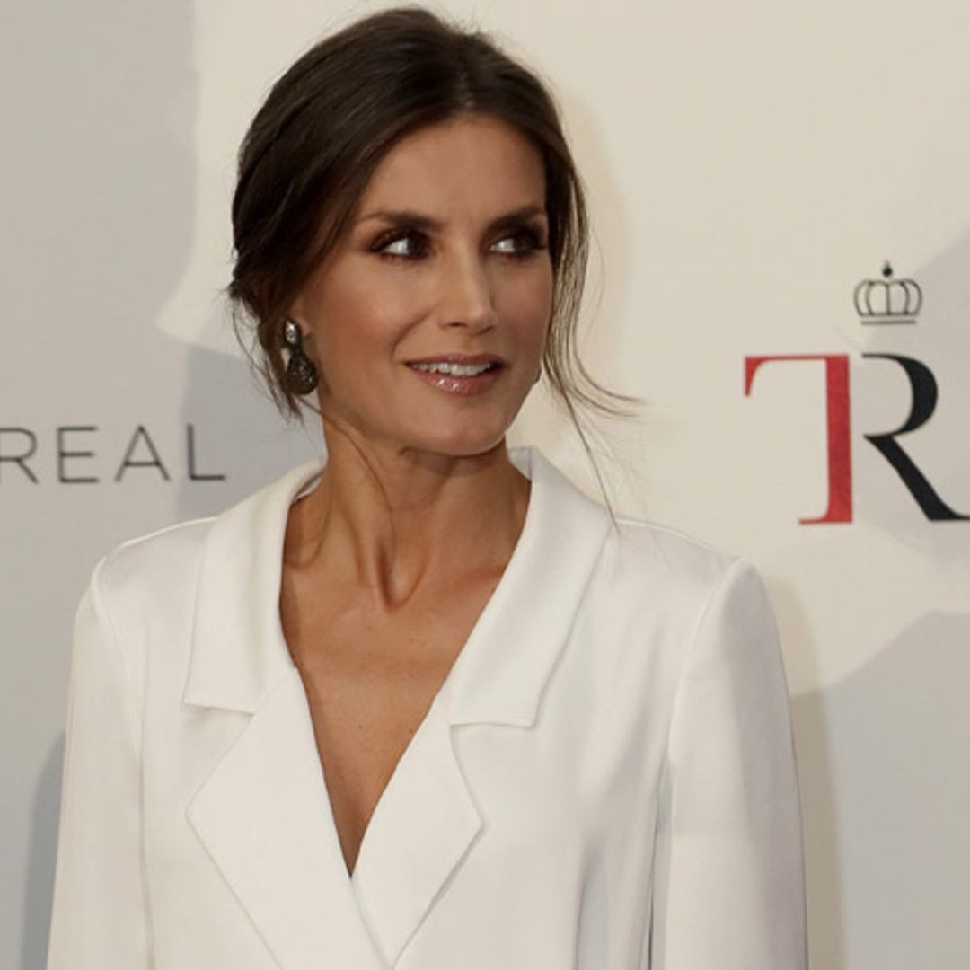 Doña Letizia rompe los códigos de su armario con un diseño 'oversize'