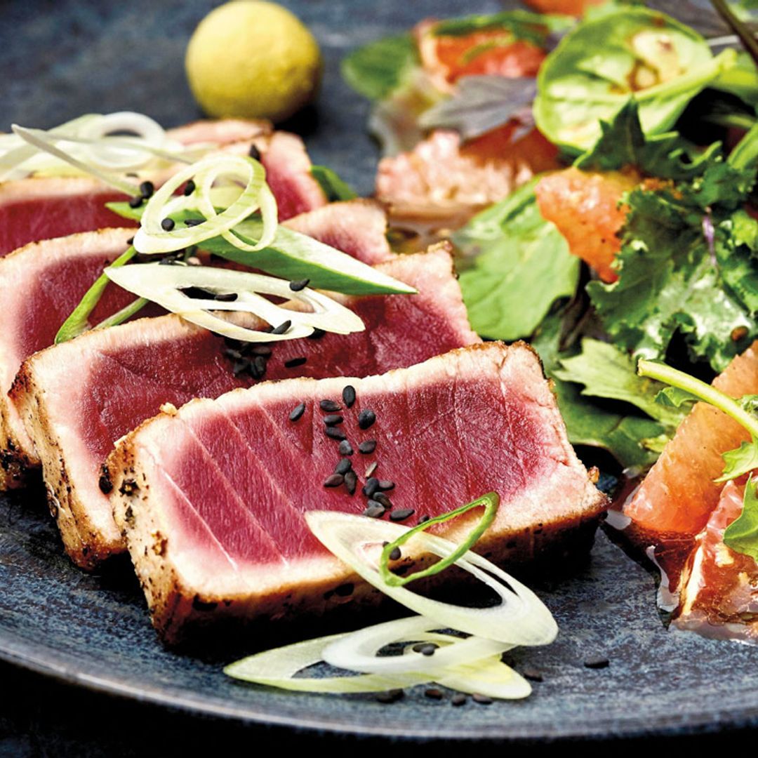 Tataki de atún con ensalada de naranja amarga