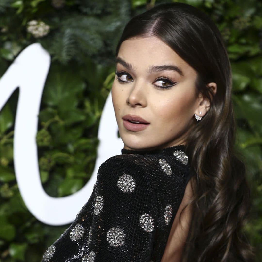 El innovador estilo de Hailee Steinfeld se cuela en el armario de una 'royal'