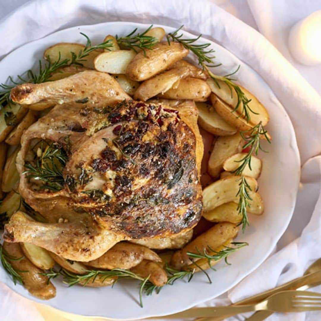 Pollo asado a las hierbas relleno de queso feta con patatas gajo