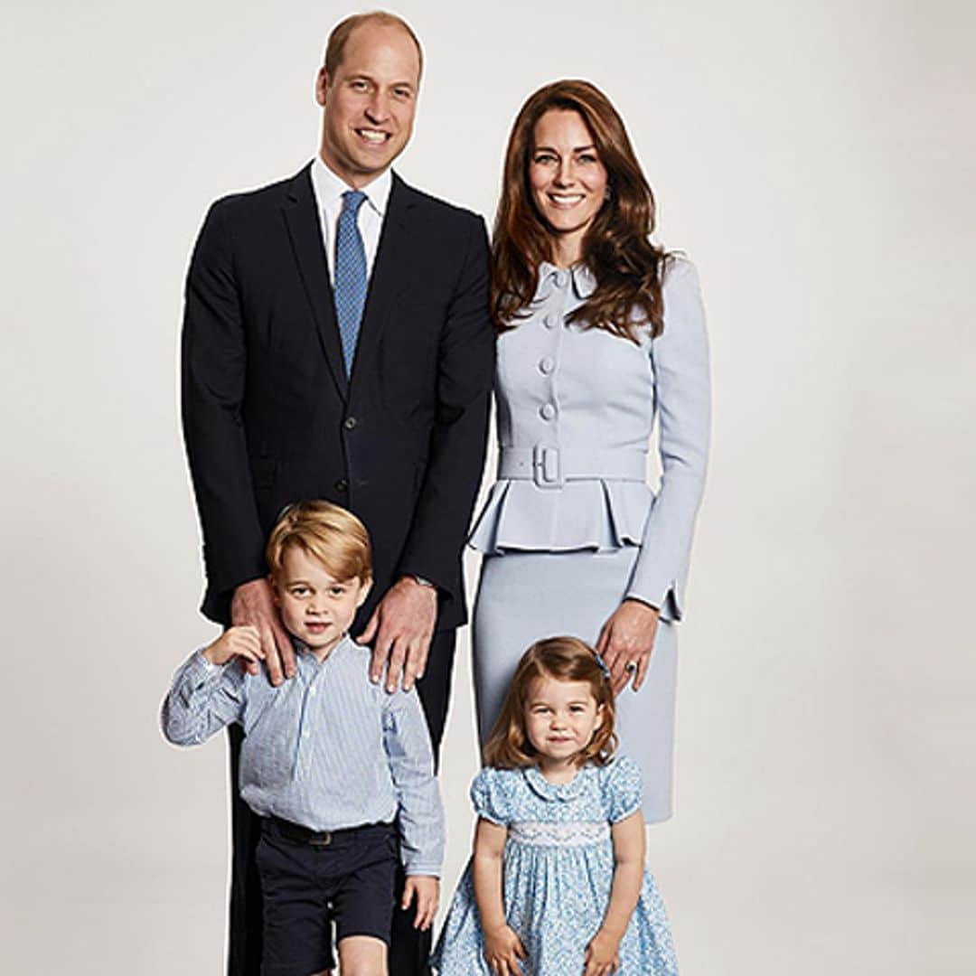 La Duquesa de Cambridge reutiliza su traje azul 'royal' para felicitar la Navidad