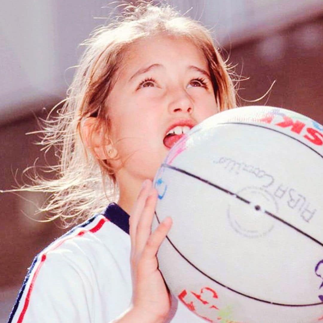 ¿Quién es la conocida colaboradora de televisión que se esconde detrás de la foto de esta niña?