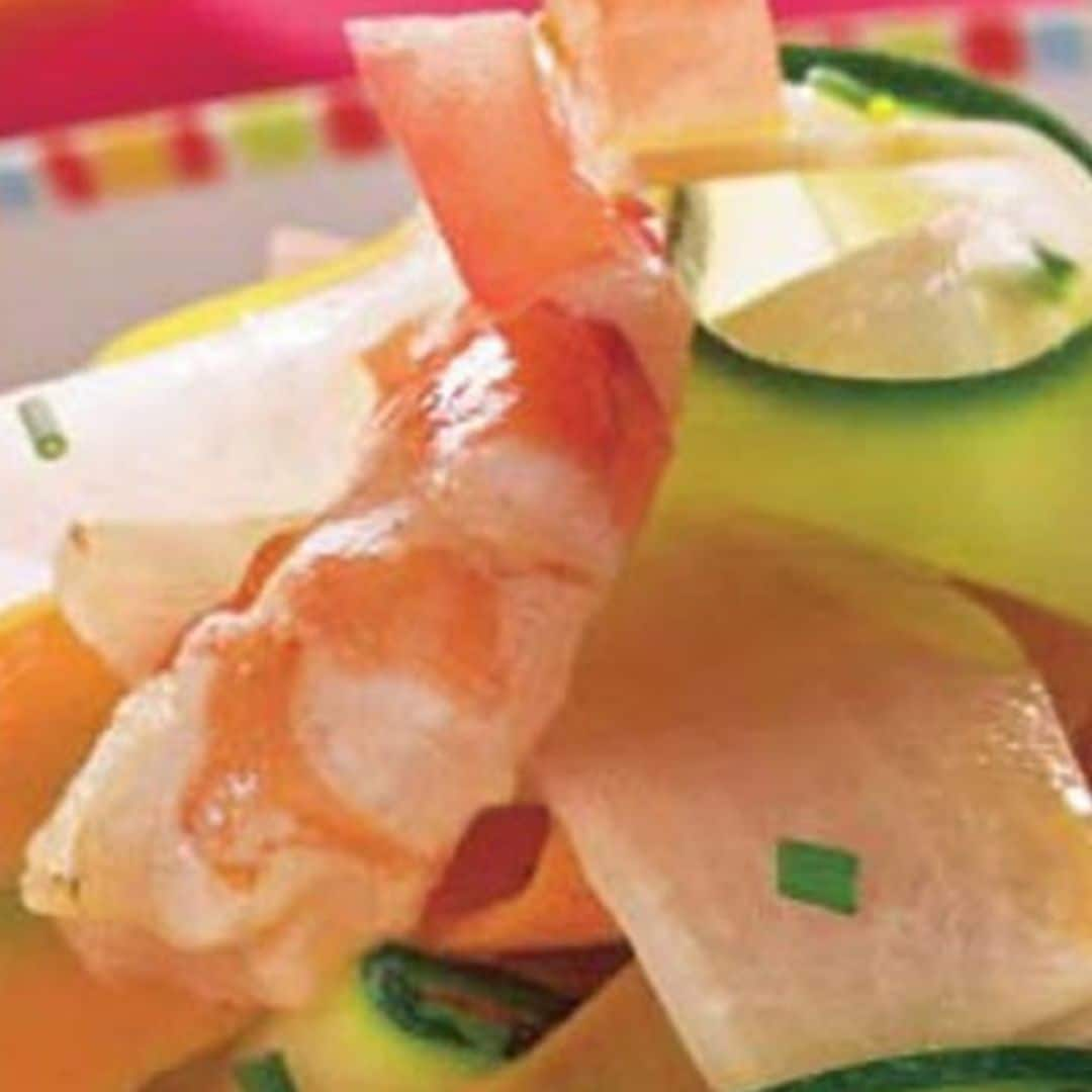 Ensalada hortelana con gambas y culís de tomate