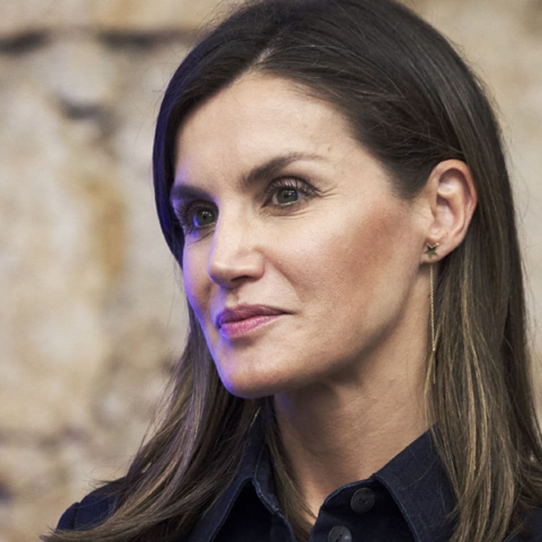 La historia de 'Aura Strass', las sandalias de yute de la reina Letizia