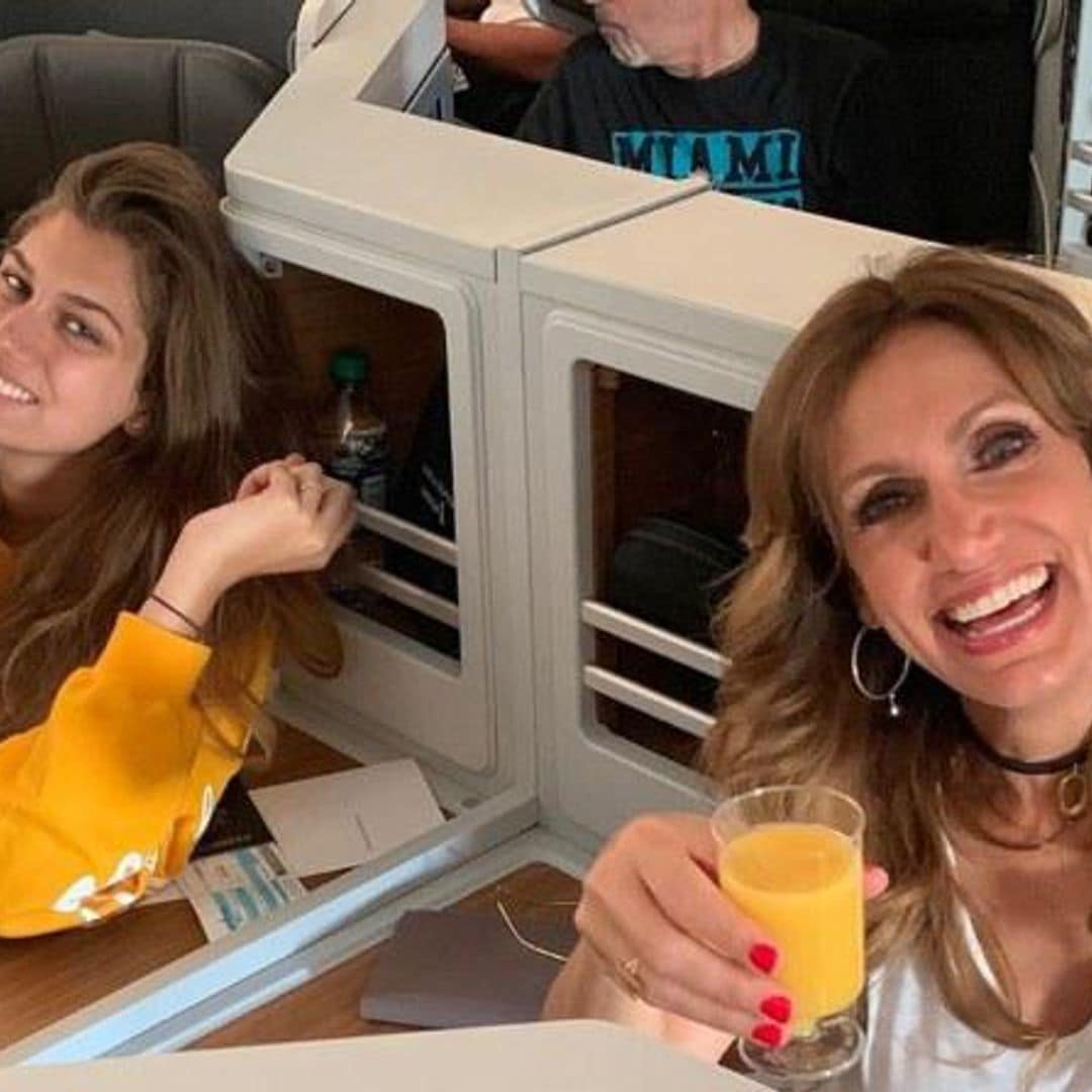 ¡De amarillo! Lili Estefan y su hija Lina combinan atuendos en Londres