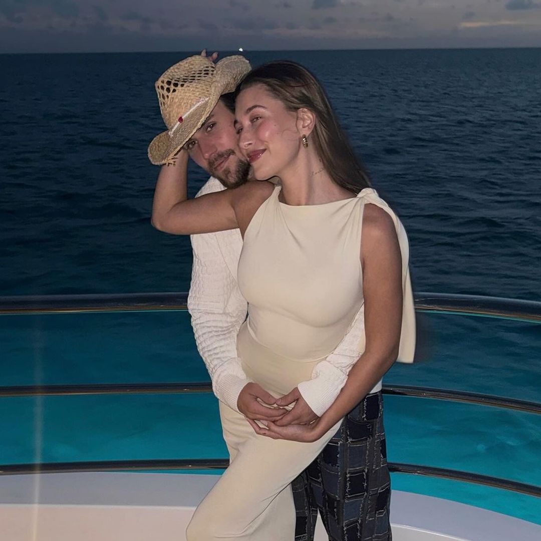 Lo que sabemos sobre el vestido que usó Hailey Bieber para su ‘pregnancy reveal’