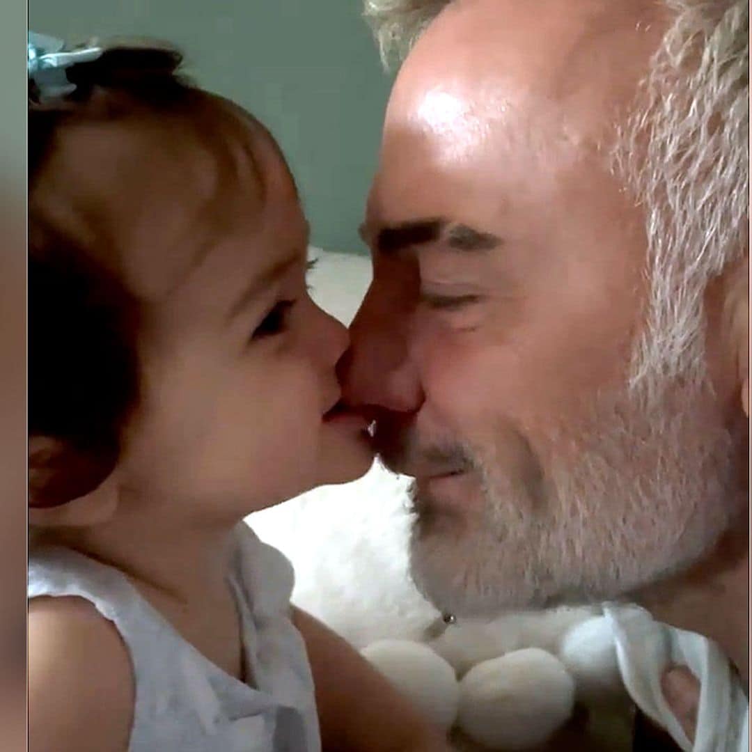 A Gianluca Vacchi se le cae la baba con la pequeña Blu Jerusalema mientras... ¡se 'come' su nariz!