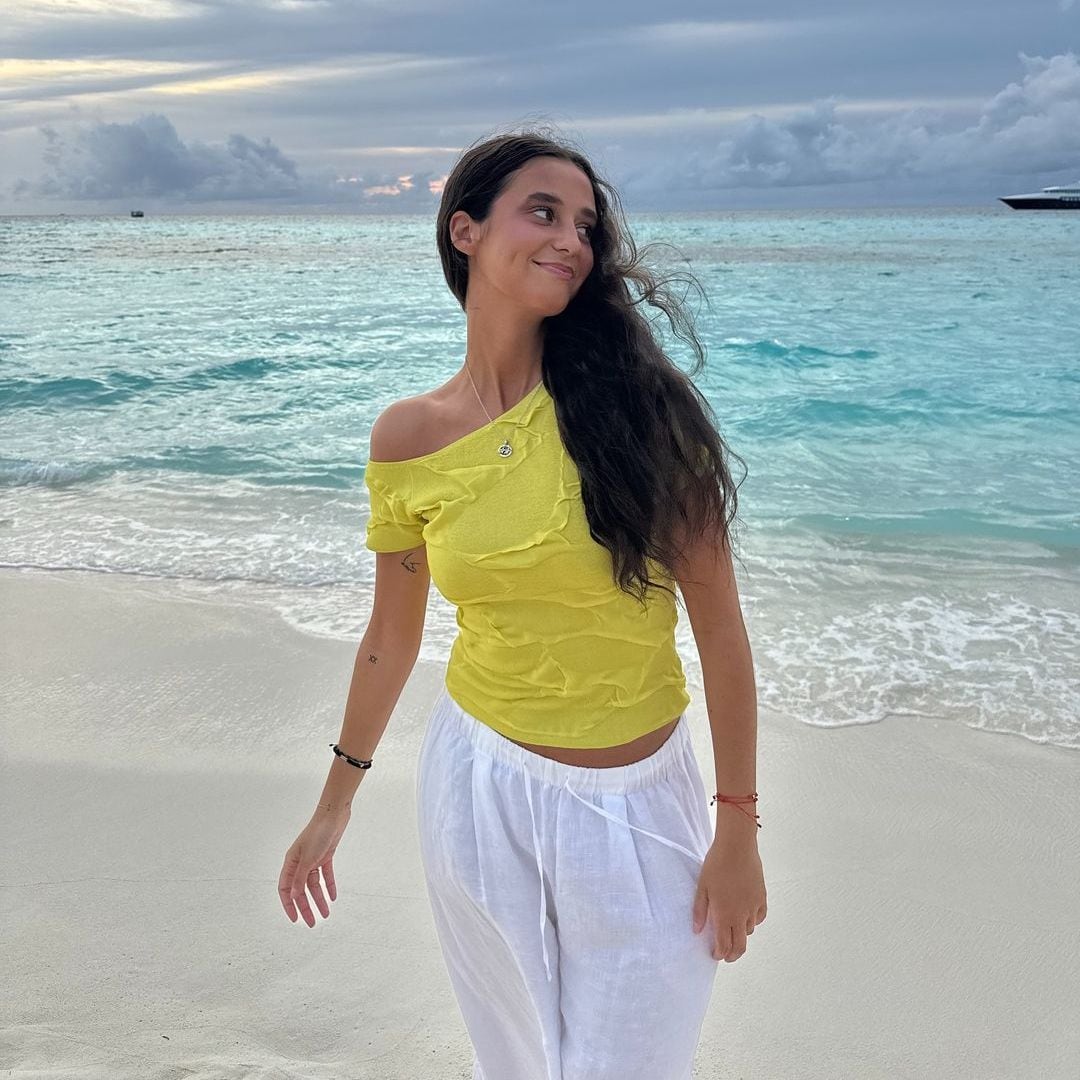 Victoria de Marichalar recicla su pantalón de lino blanco con el top ‘pistacho’ del verano en Maldivas