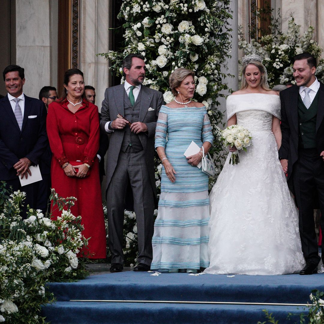 Theodora de Grecia tras su boda en la Catedral de Atenas con su marido y su familia 