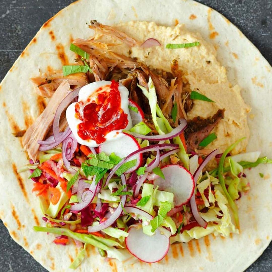 Tacos de 'pulled pork' con humus y ensalada de col