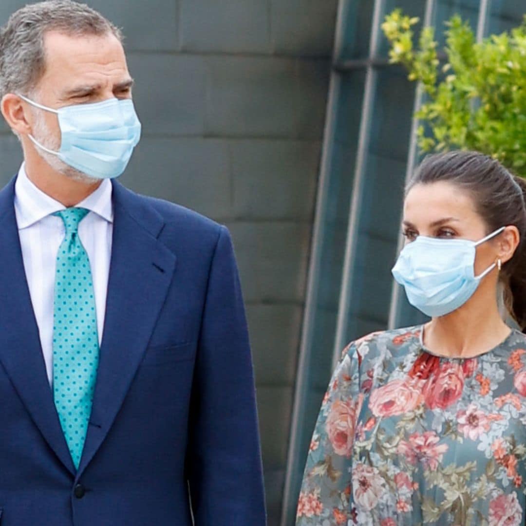 Doña Letizia recupera, con alpargatas, el vestido de flores de Zara que estrenó en 2017