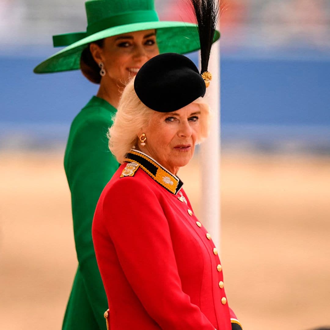 La reina Camilla sorprende con abrigo rojo de inspiración militar y elegante boina de terciopelo