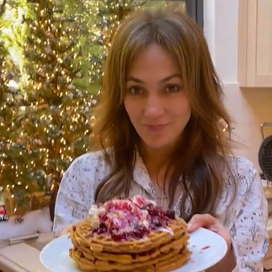 Jennifer Lopez, como nunca la habíamos visto: en pijama, sin maquillar y preparando gofres en familia