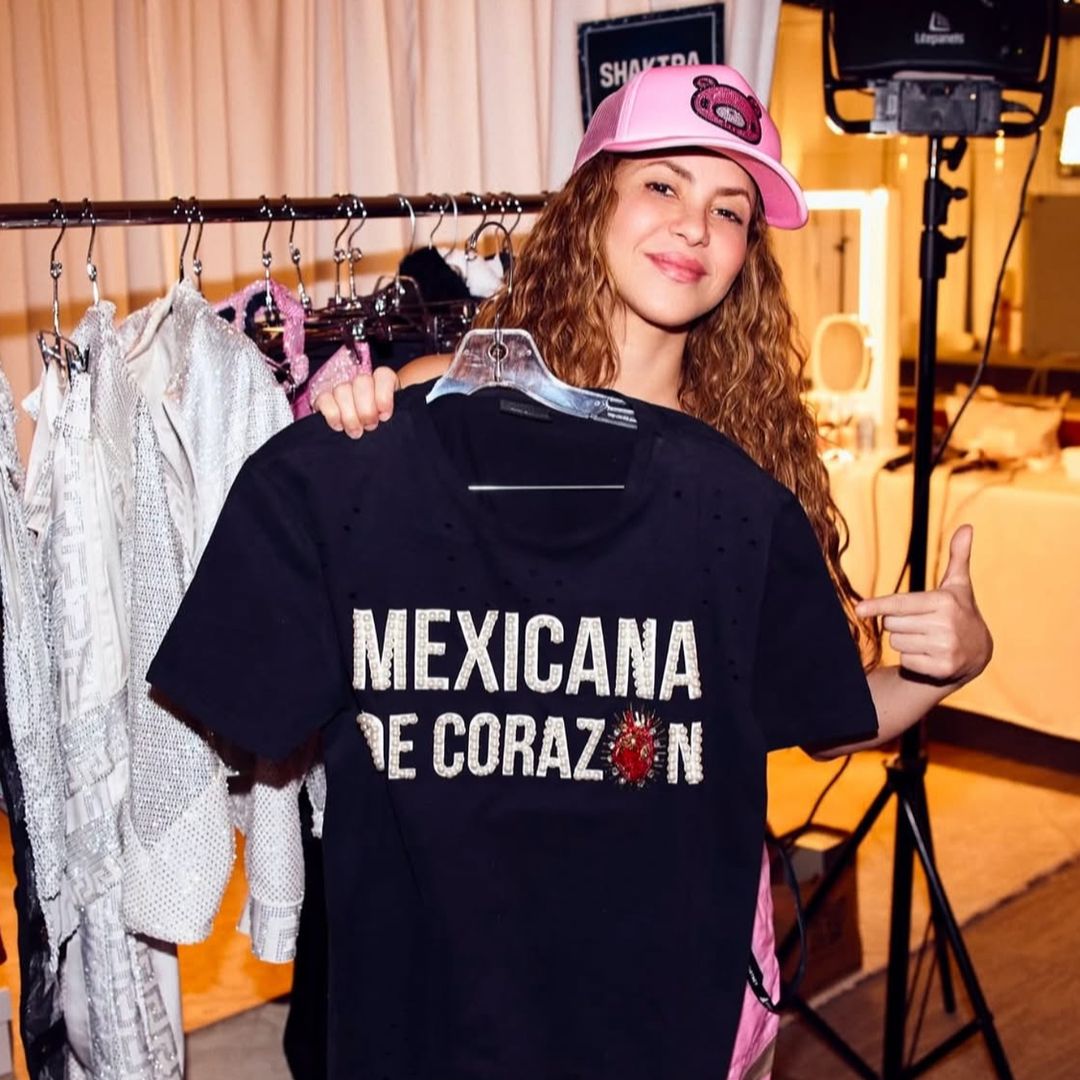 Shakira compartió una fotografía posando con una playera diseñada por Vero Solís